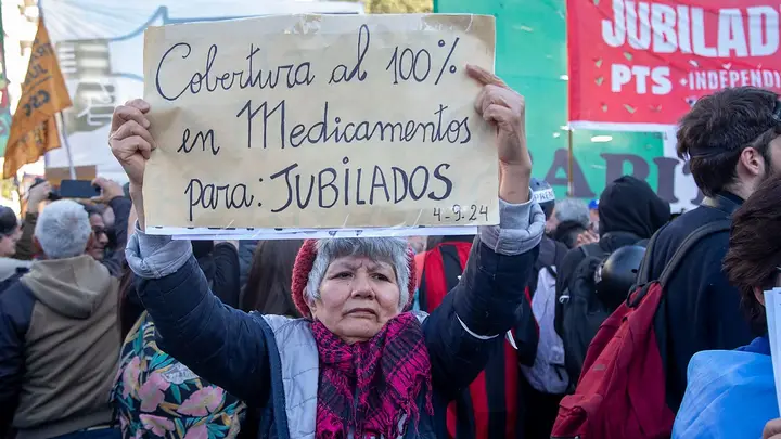 Jubilados realizaron una intervención frente al Congreso por el acceso a medicamentos
