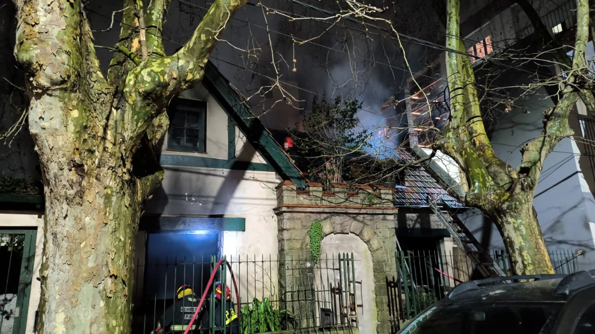 Voraz incendio destruyó una antigua casona en pleno centro de Mar del Plata