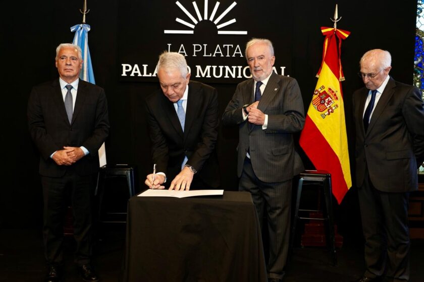 Alak distinguió al director de la Real Academia Española