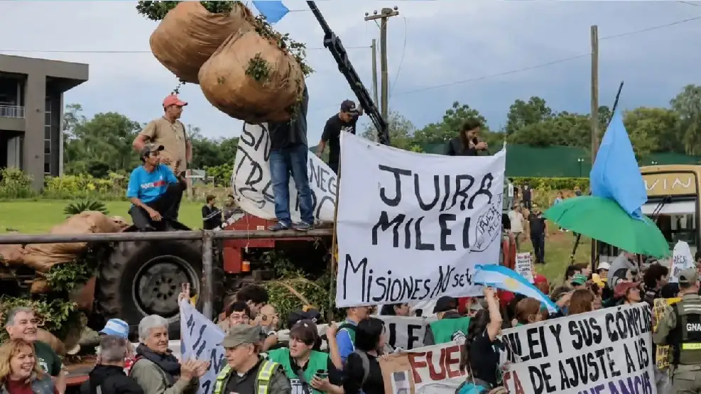 Tractorazo yerbatero contra Milei: productores de Misiones reclaman por los bajos precios y piden recuperar el control del INYM