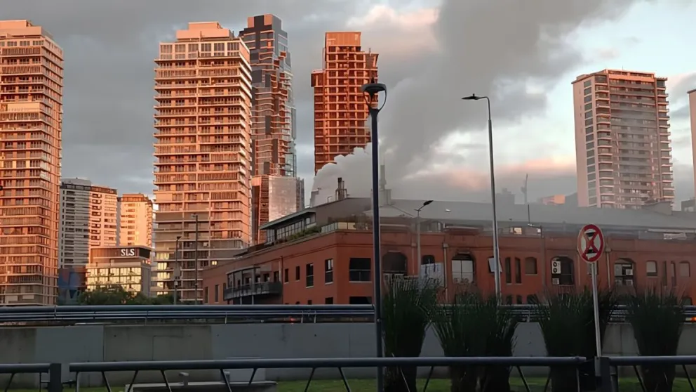 Incendio y evacuación en Puerto Madero: 50 personas debieron salir de una reconocida parrilla