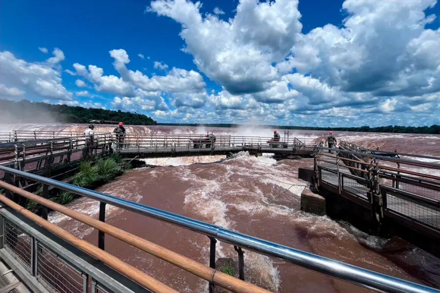 Cataratas del Iguazú: la Garganta del Diablo sigue cerrada y las pasarelas fueron retiradas por riesgo de crecidas
