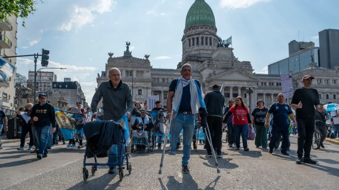 Jubilados marcharon al Congreso contra el ajuste y hubo tensión entre Pietragalla y la Policía