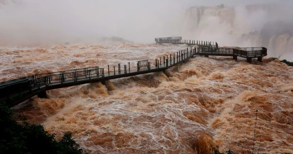 La crecida del río Iguazú obligó a cerrar el Circuito Superior de las Cataratas