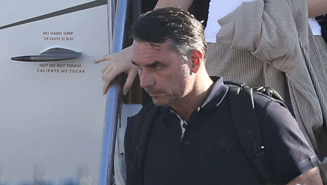 Flávio Bolsonaro llegó a Miami tras salir de Brasil por Misiones en un avión privado