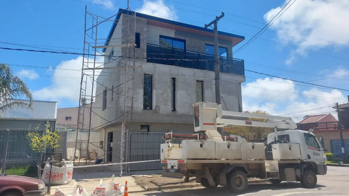 Tres obreros recibieron una descarga eléctrica mientras trabajaban en una obra en Mar del Plata