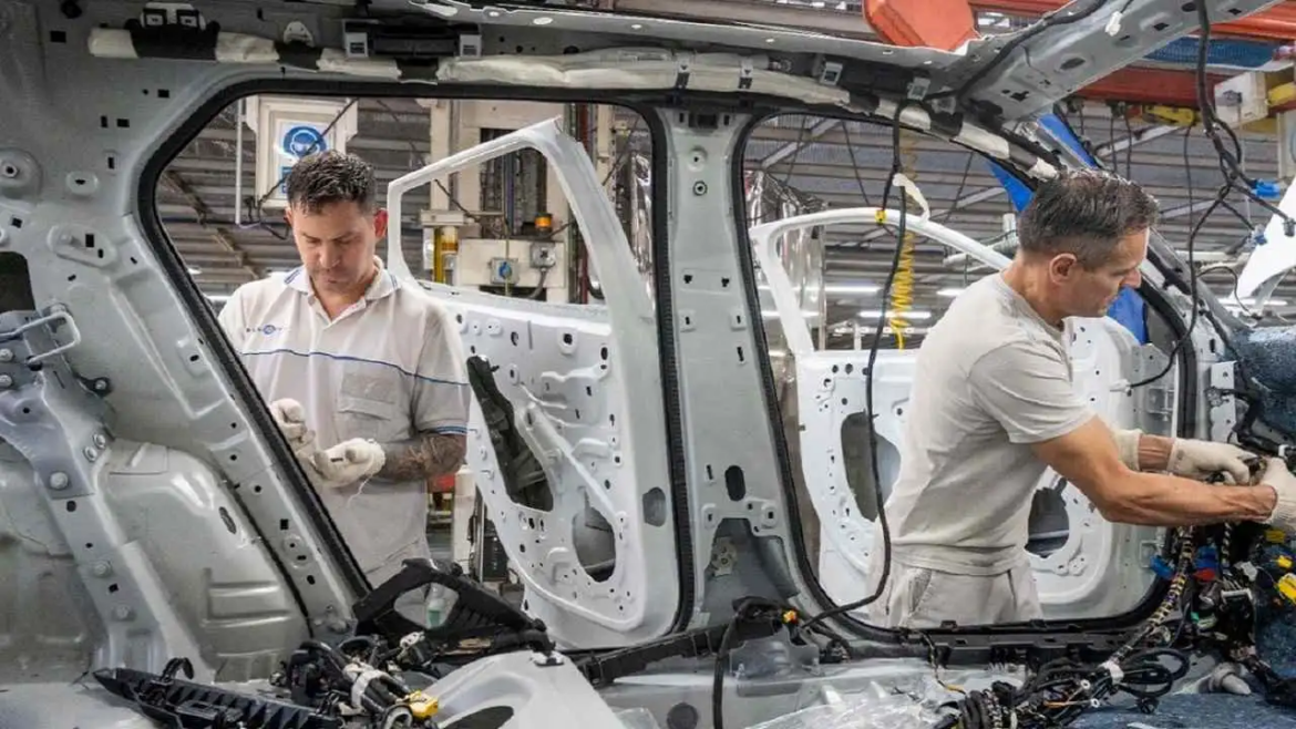Alerta en la industria automotriz: Stellantis analiza el futuro de sus dos fábricas en Argentina