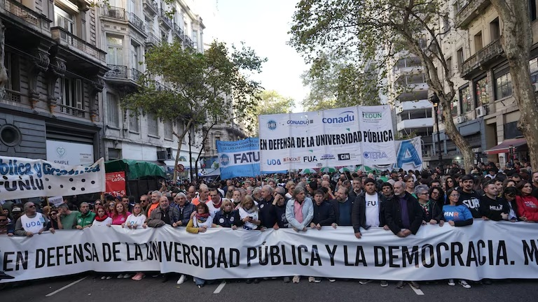Universidades y organizaciones sociales marcharán al Congreso con reclamos por el financiamiento y el DNU de Milei