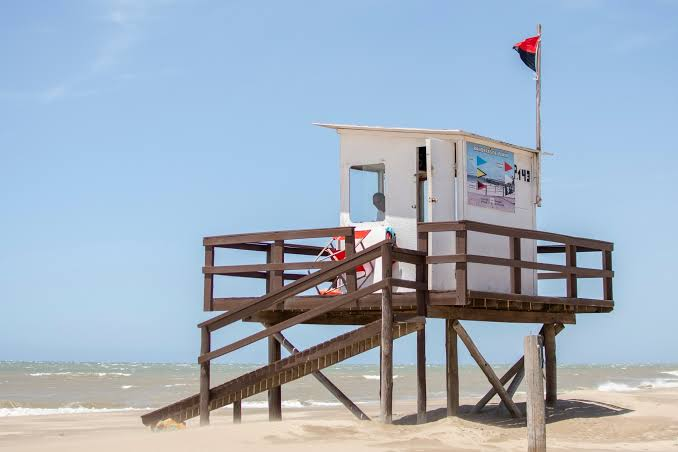 Mar del Plata acelera los preparativos para el verano: reparan casillas de guardavidas en distintos sectores de la costa